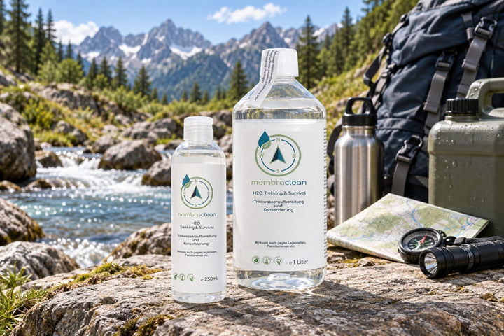 membraclean H2O Trekking und Survival Trinkwasseraufbereitung mit 250 ml und 1 Liter Flasche an einem Gebirgsbach mit Outdoor und Notfallausrüstung