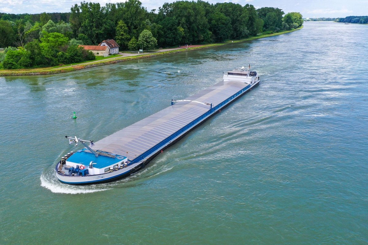 Blauw binnenvaartschip in een kanaal