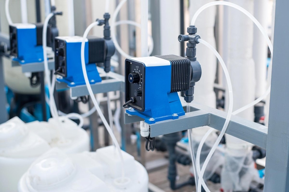 Mehrere installierte Dosieranlagen für eine kontrollierte Trinkwasserdesinfektion mit membraclean TD