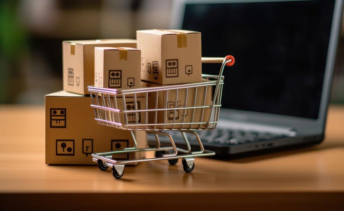 Miniatureinkauswagen mit kleinen Kartons