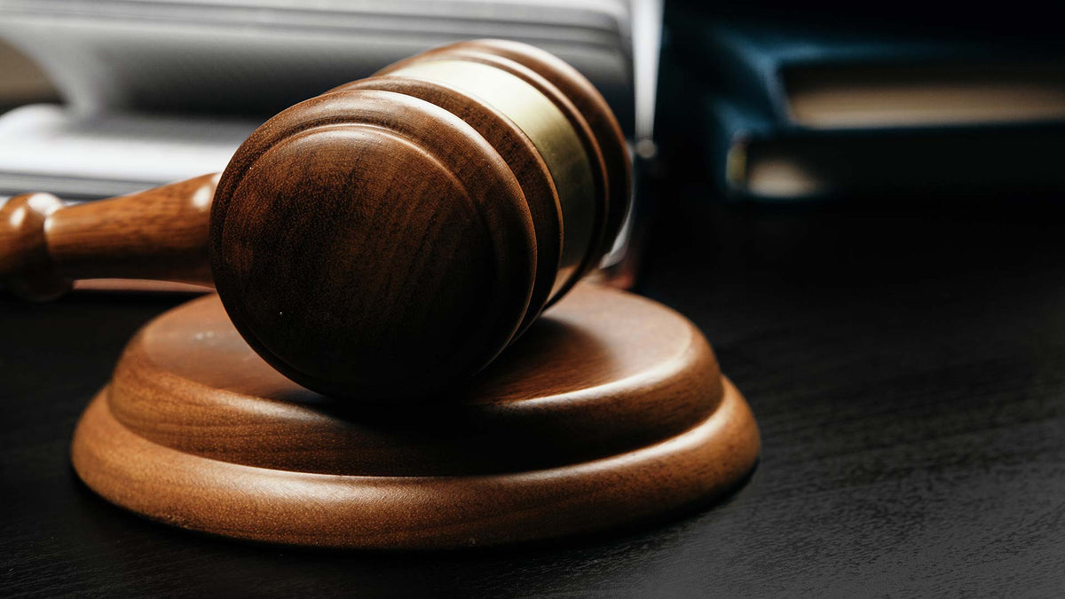 Brauner Hammer eines Richters