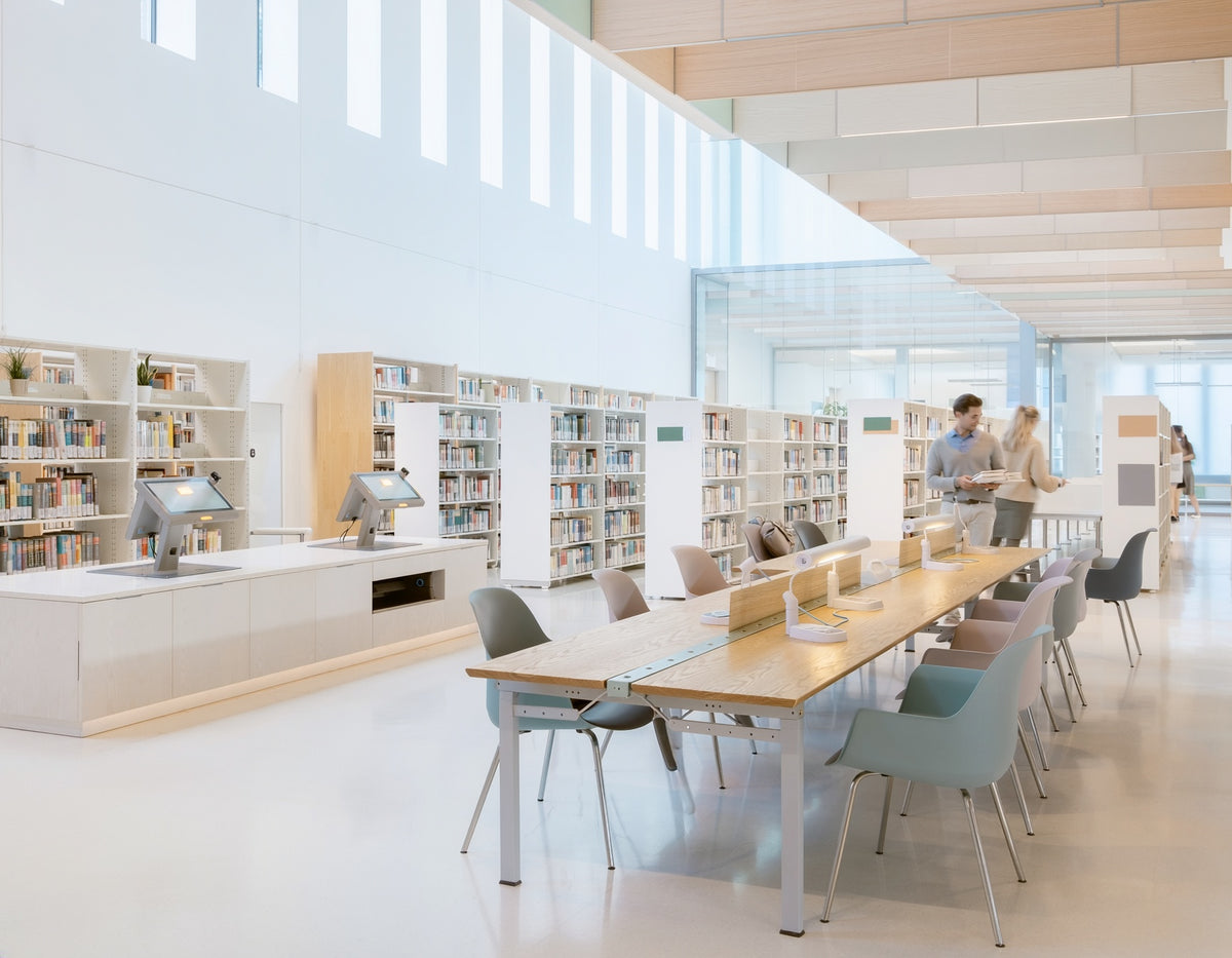 Moderne Bibliothek und Mediathek mit gemeinsam genutzten Lese-, Service- und Kontaktflächen