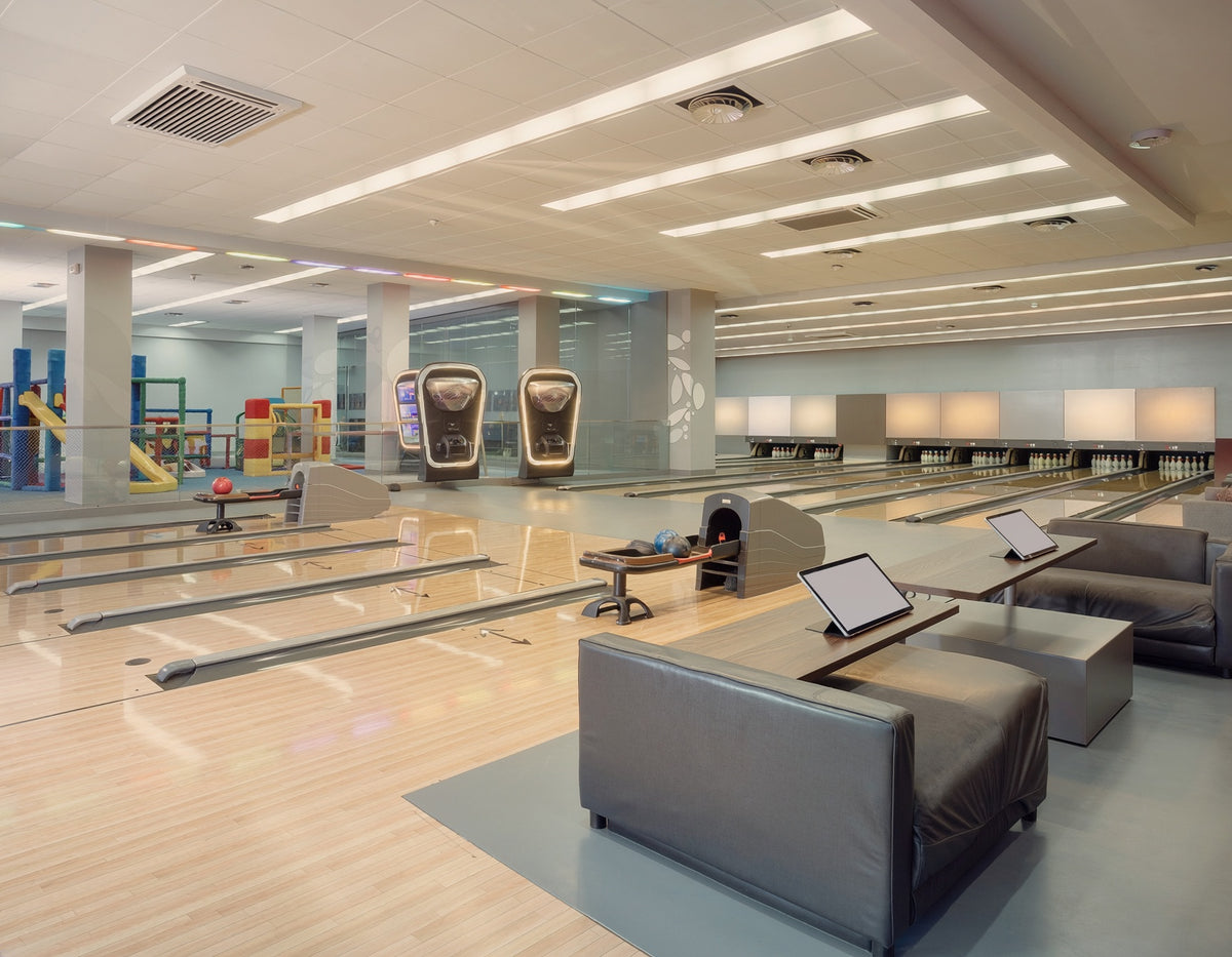 Bowlingcenter und Indoor Freizeitbereich mit gemeinsam genutzten Kontaktflächen