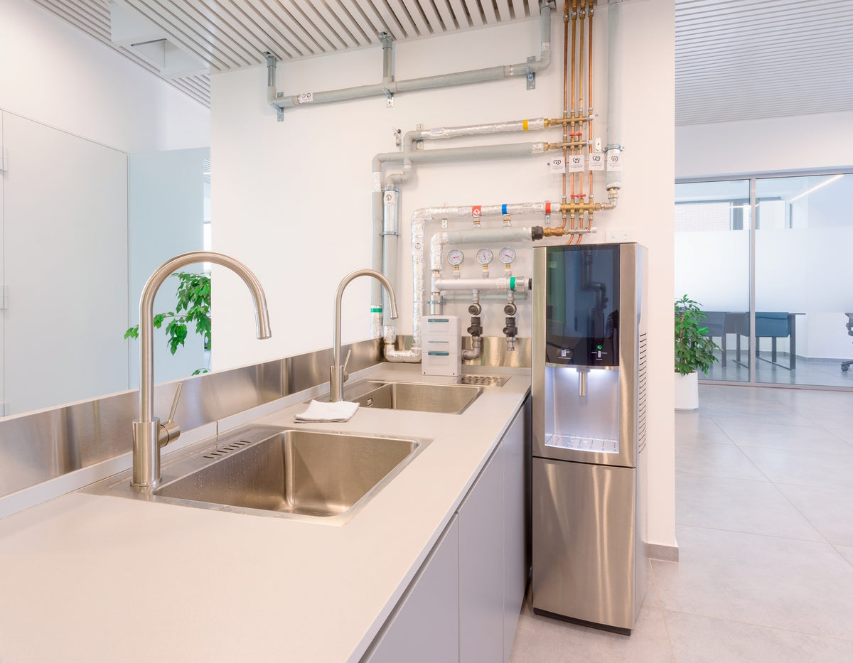 Büro- und Verwaltungsgebäude mit Trinkwasserspender, Waschplatz und technischer Trinkwasserinstallation