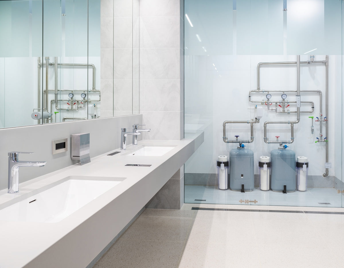 Einkaufszentrum mit öffentlichem Waschbereich und technischer Trinkwasserinstallation