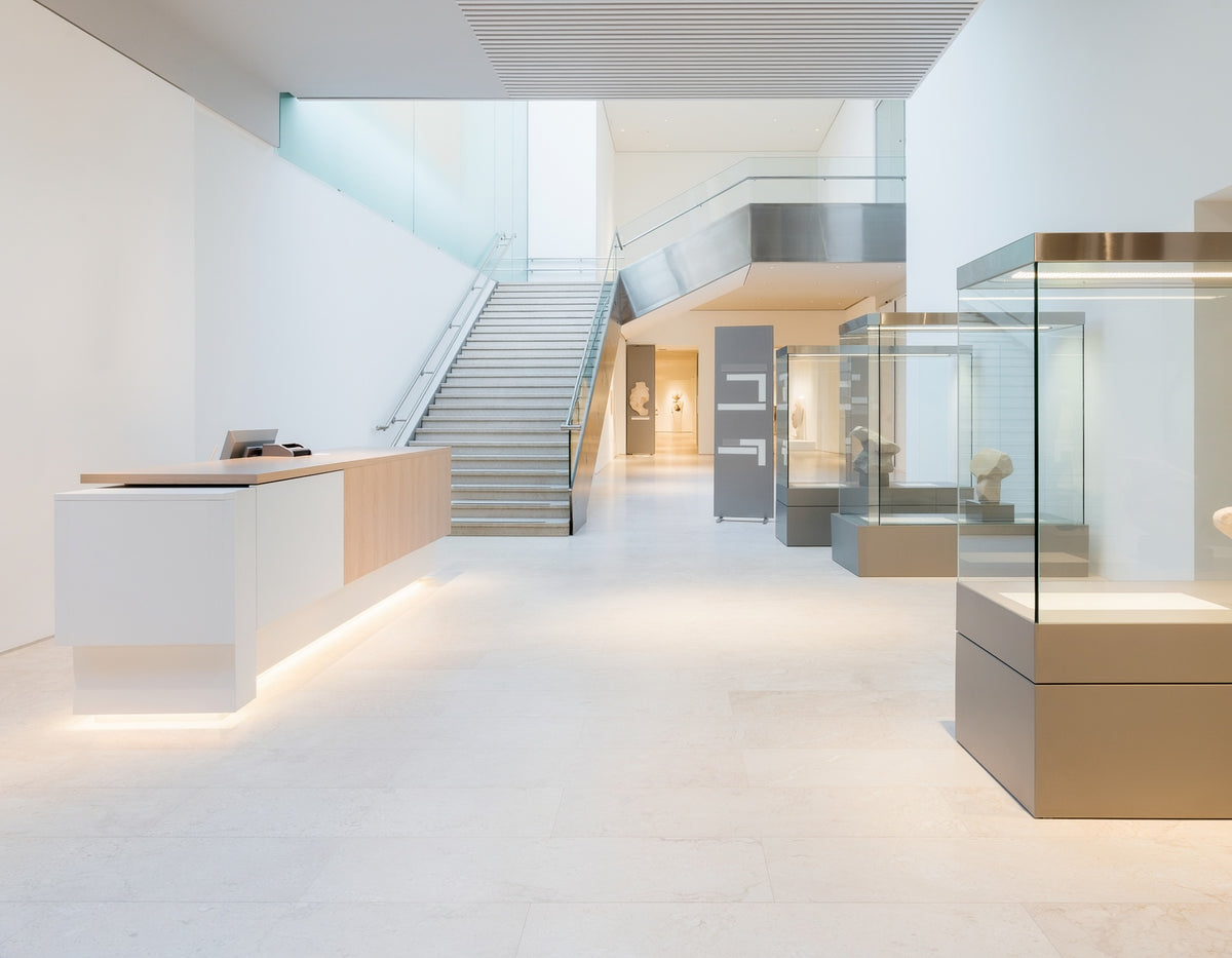 Modernes Museum und Ausstellungshaus mit Besucherbereichen und gemeinsam genutzten Kontaktflächen