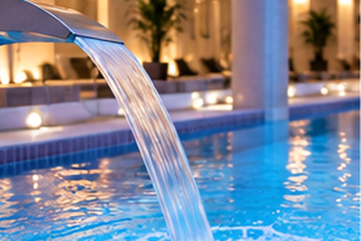 Schwimmbad und Therme mit Wasserbereich und hygienisch gepflegter Umgebung