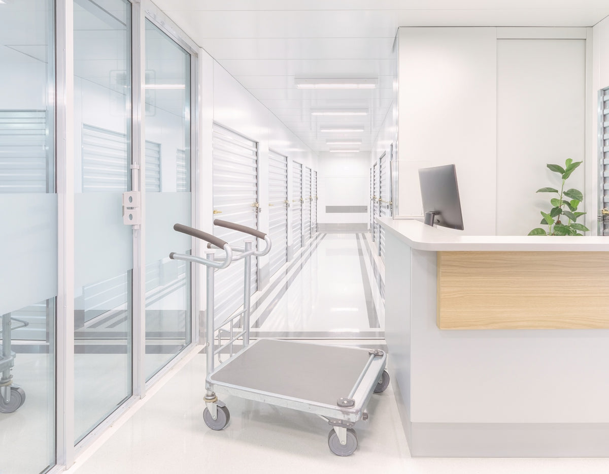 Modernes Self Storage und Mietlager mit Fluren, Lagerboxen und gemeinsam genutzten Transporthilfen