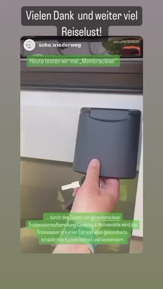 Ein Kunde benutzt ein membraclean Befüllset (Dosierhilfe) an seinem Wohnmobil