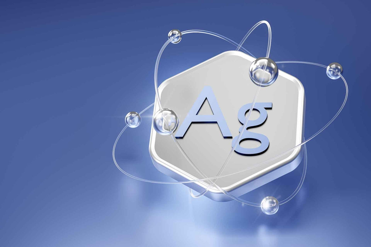 Silber (Ag) vor blauem Hintergrund 