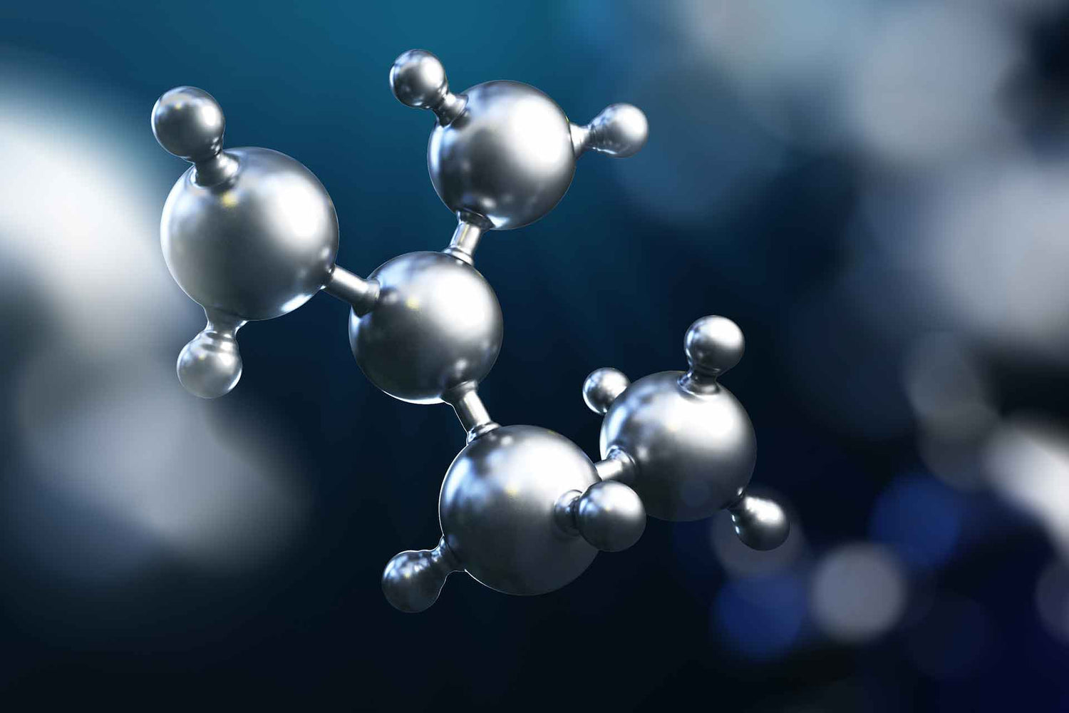 Silberküugeln vor blauem Hintergrund